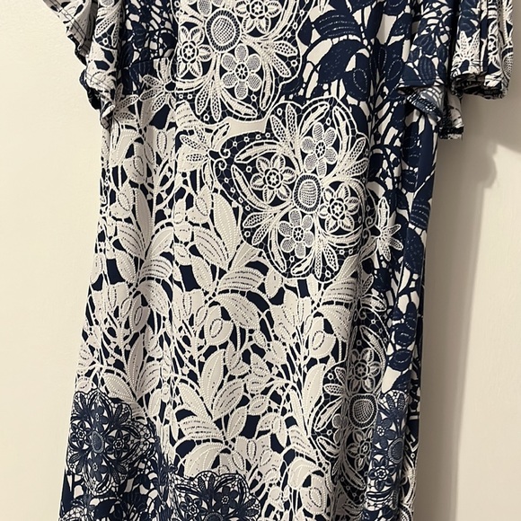 Rob & Ali cold shoulder dress.  Raised detailing. - Picture 6 of 10